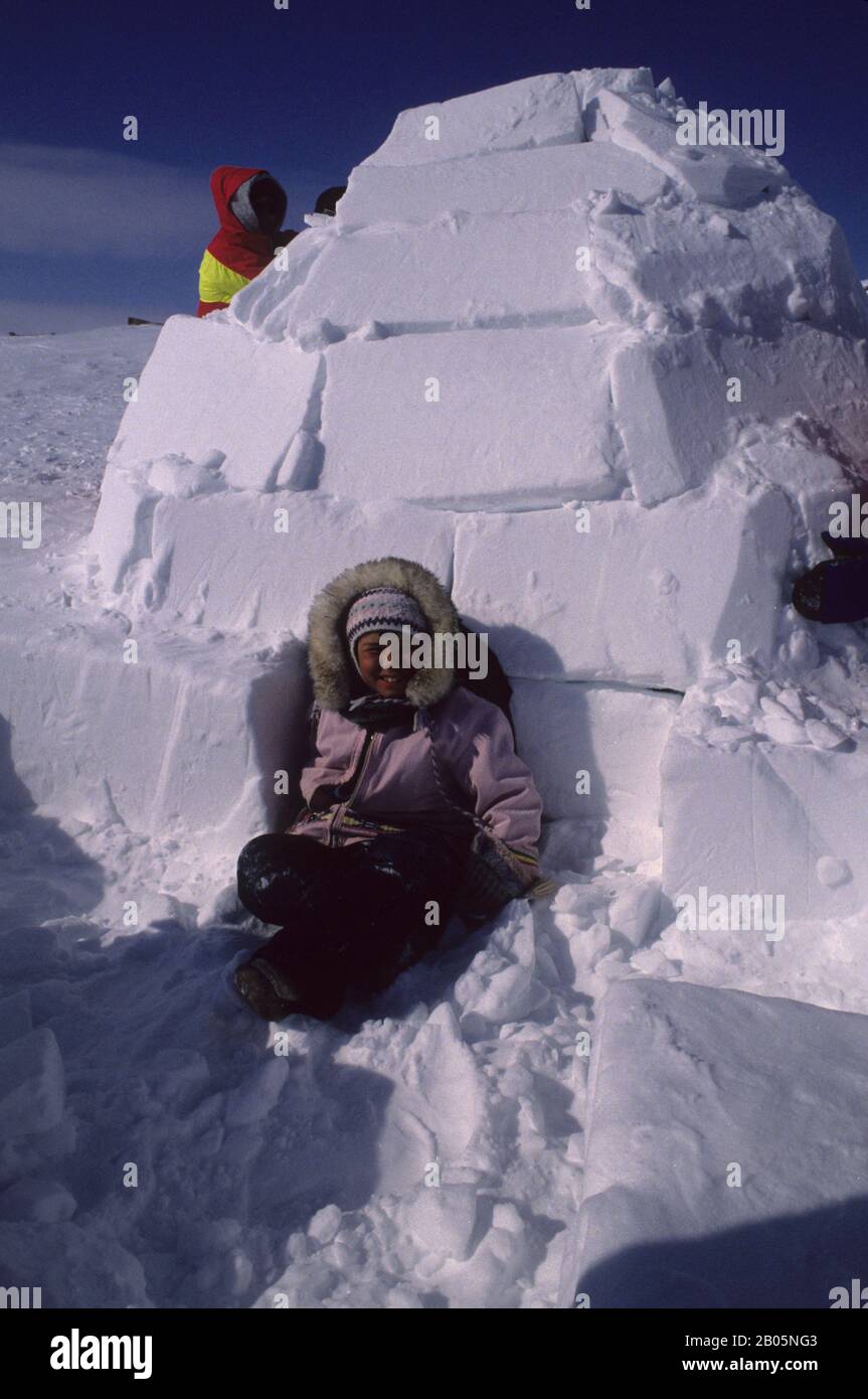 CANADA, NUNAVUT (T.N.-O.), IQALUIT, TOONIK TYME FESTIVAL, CONCOURS DE CONSTRUCTION IGLOO POUR LES ENFANTS Banque D'Images