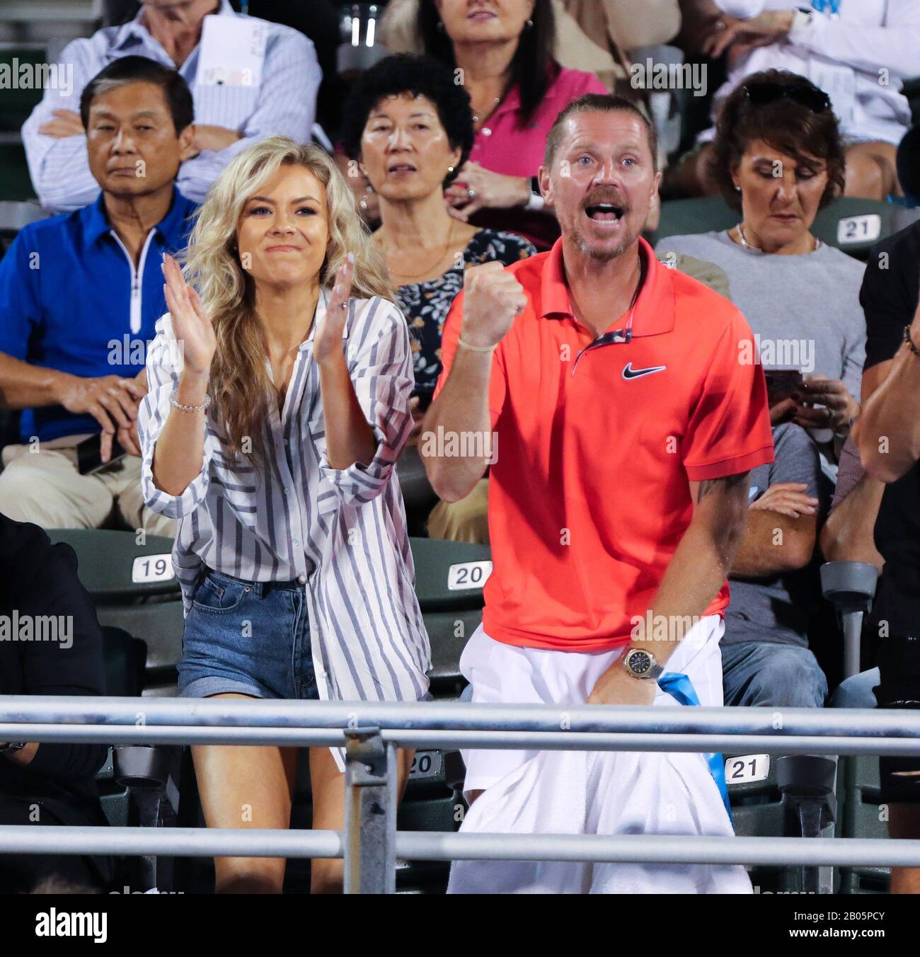 Delray Beach, Floride, États-Unis. 18 février 2020. Laura Little, le fiancé de Jack Sock et le nouvel entraîneur de Sock Alex Bogomolov célèbrent alors que Jack Sock remporte le deuxième match contre Radu ALBOT (MDA) au tournoi de tennis professionnel ATP ouvert de Delray Beach en 2020, joué au Delray Beach Stadium & tennis Center à Delray Beach, Floride, États-Unis. Mario Houben/Csm/Alay Live News Banque D'Images