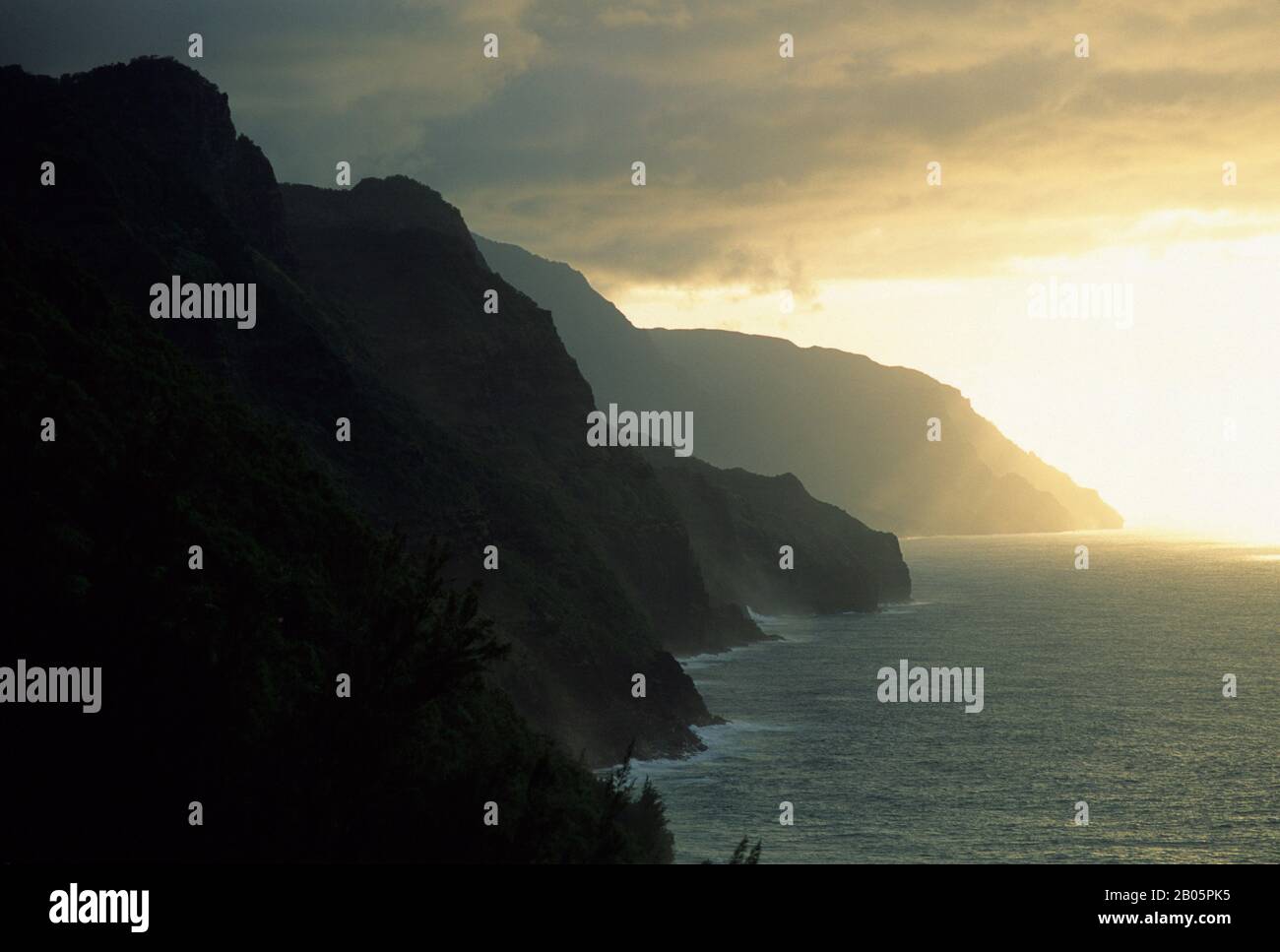 ÉTATS-UNIS, HAWAÏ, KAUAI, CÔTE NA PALI, SENTIER KALALAU, LITTORAL EN LUMIÈRE DU SOIR Banque D'Images