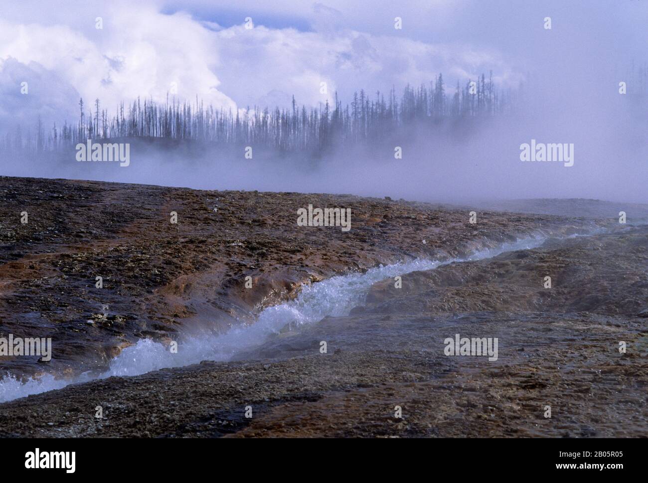 ÉTATS-UNIS, WYOMING, YELLOWSTONE NATIONAL PARK, MIDWAY GEYSER BASIN, GRAND PRISMATIC SPRING, EAUX DE RUISSELLEMENT Banque D'Images