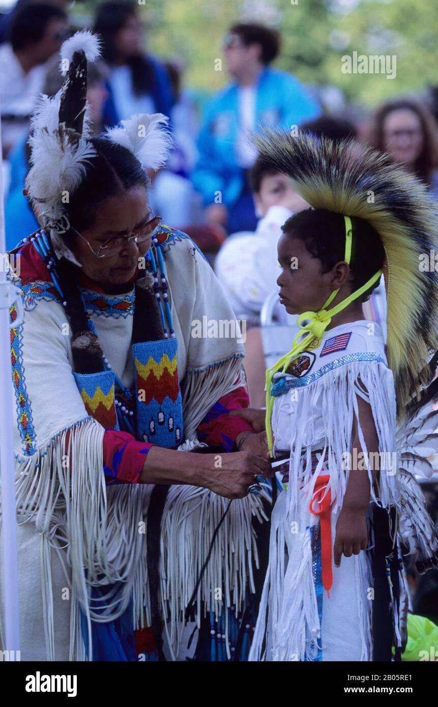 ÉTATS-UNIS, WASHINGTON, SEATTLE, MORNING STAR CULT, SCÈNE POW WOW, GRAND-MÈRE AVEC ENFANT Banque D'Images