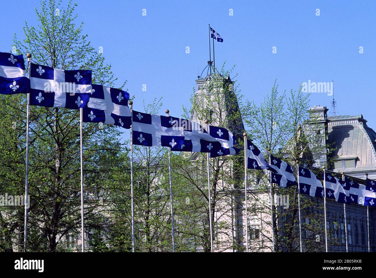 DRAPEAUX PROVINCIAUX CANADA, QUÉBEC, QUÉBEC DEVANT LE PARLEMENT Banque D'Images