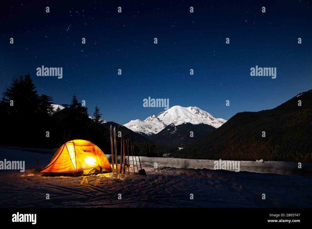 WA17176-00...WASHINGTON - Camping d'hiver à un point de vue le long de la route 410 enneigée dans le parc national du Mont Rainier. Banque D'Images