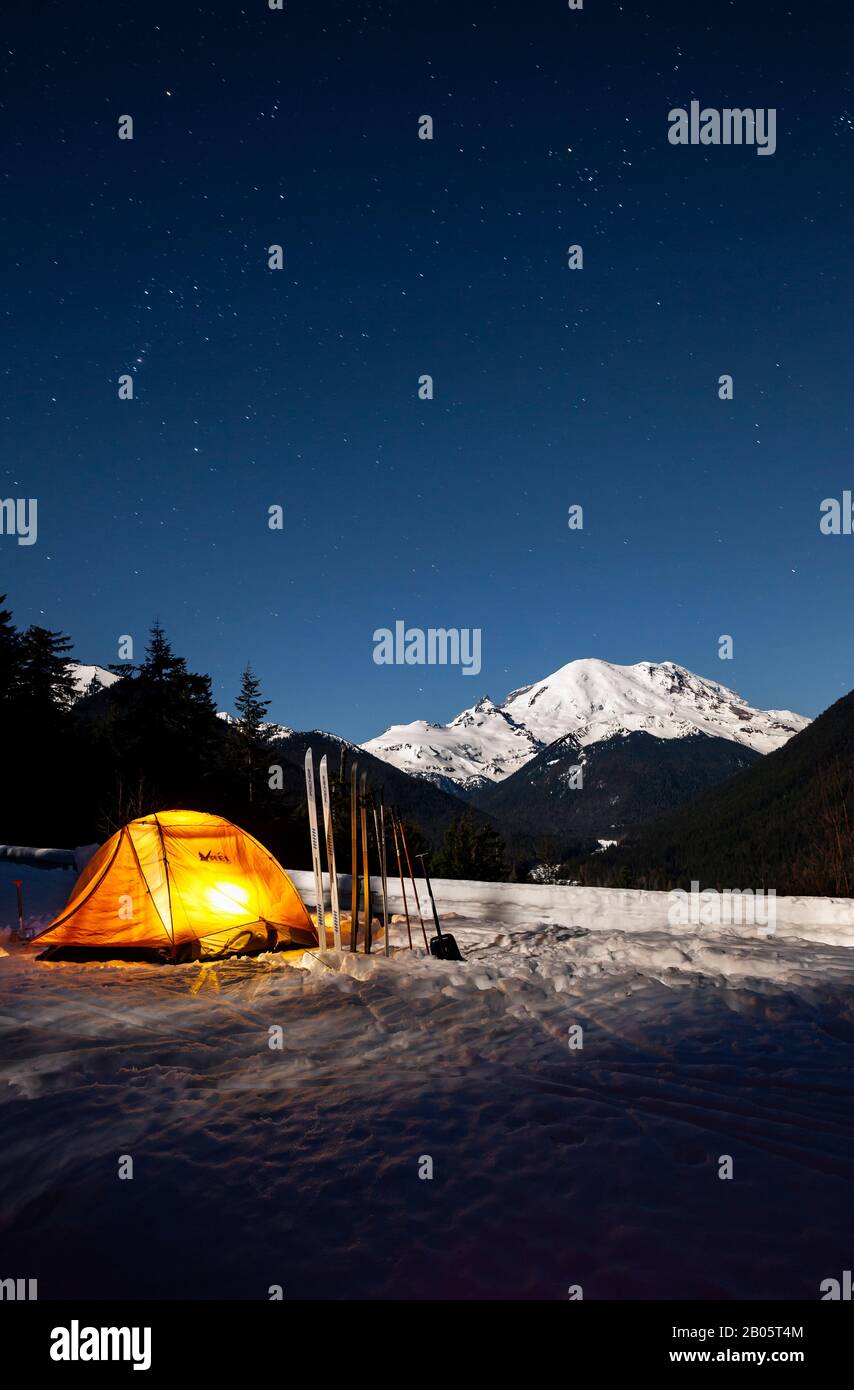 WA17177-00...WASHINGTON - Camping d'hiver à un point de vue le long de la route 410 enneigée dans le parc national du Mont Rainier. Banque D'Images