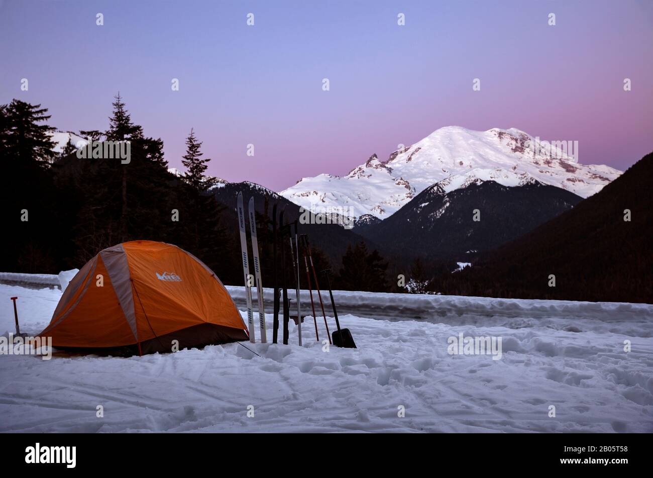 WA17178-00...WASHINGTON - lever du soleil dans un camping d'hiver le long de la route 410 enneigée dans le parc national du Mont Rainier. Banque D'Images