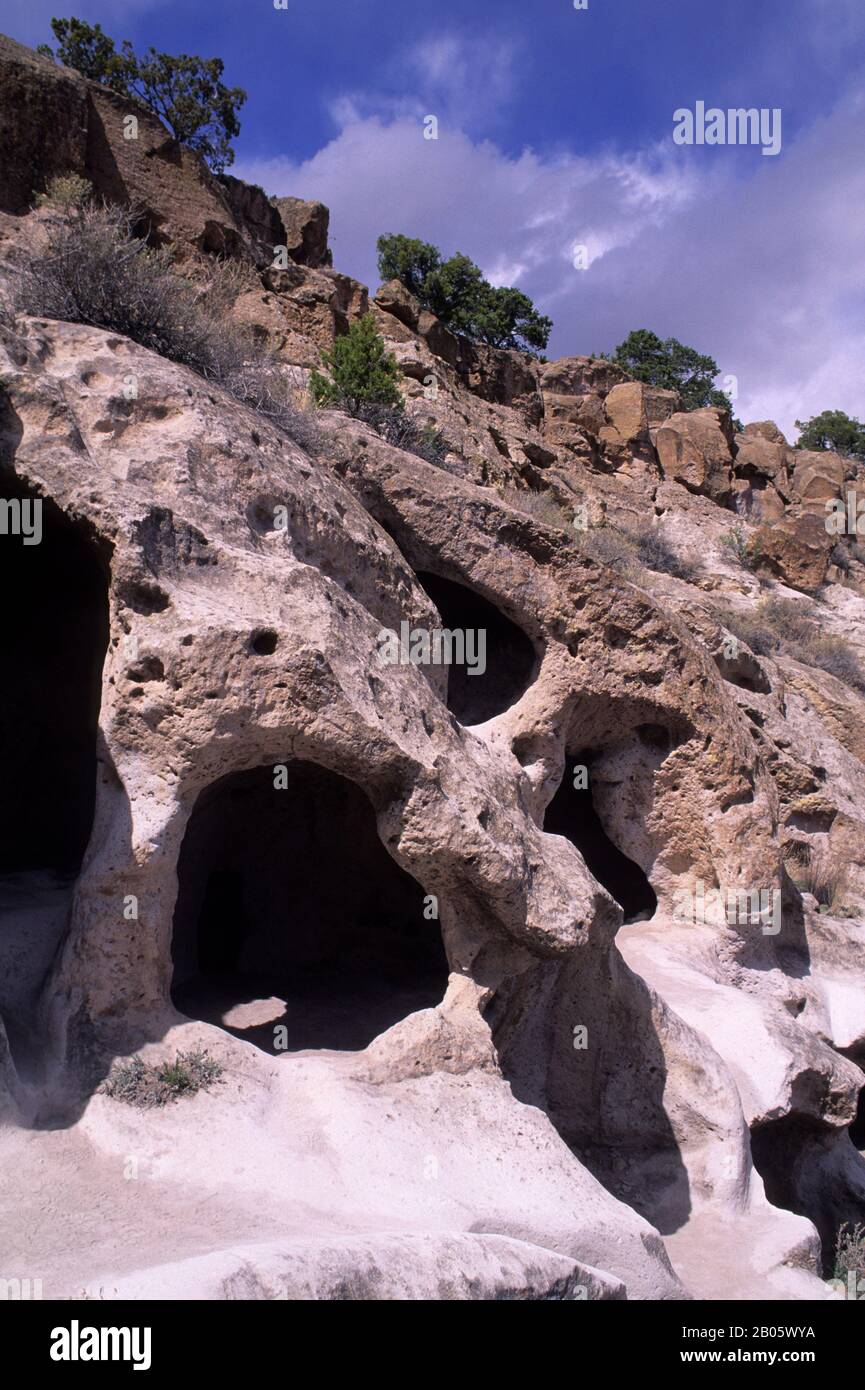 NOUVEAU MEXIQUE, TSANKAWI RUINES ANASAZI COLONIE, VERS 1400, CAVE LOGEMENTS Banque D'Images