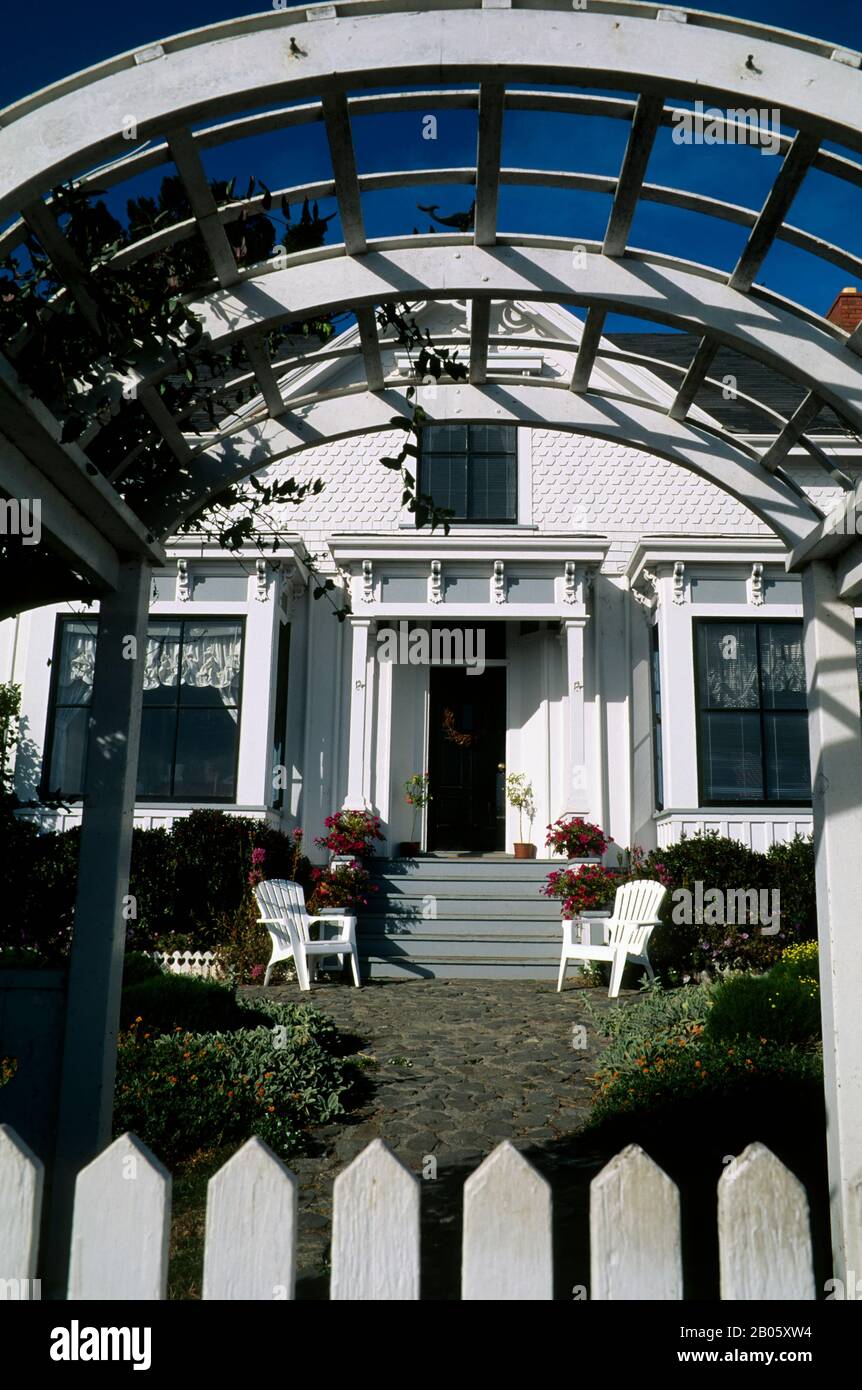 ÉTATS-UNIS, CALIFORNIE DU NORD, MENDOCINO, MAISON DE STYLE VICTORIEN, ESPALIER Banque D'Images