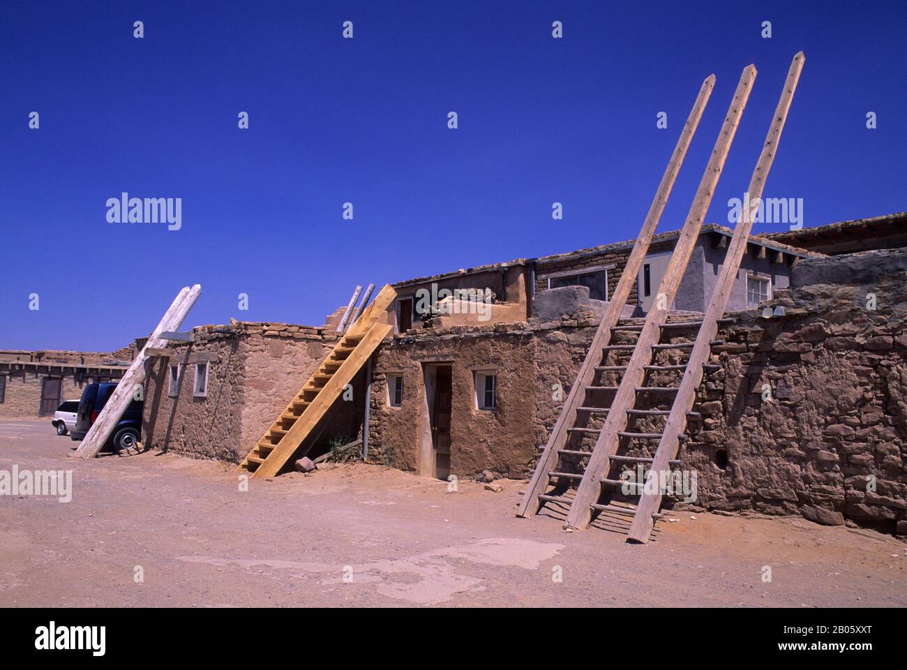 ÉTATS-UNIS, NOUVEAU MEXIQUE, PUEBLO D'ACOMA, 'SKY CITY', MAISONS AVEC ÉCHELLE Banque D'Images