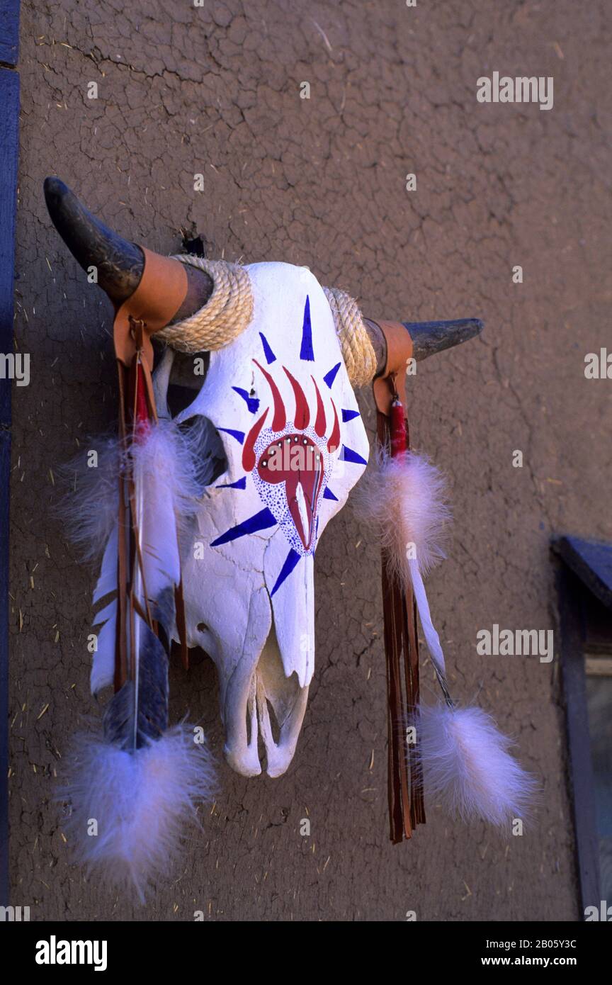 USA, NOUVEAU MEXIQUE, TAOS PUEBLO, CRÂNE COW DÉCORÉ Banque D'Images