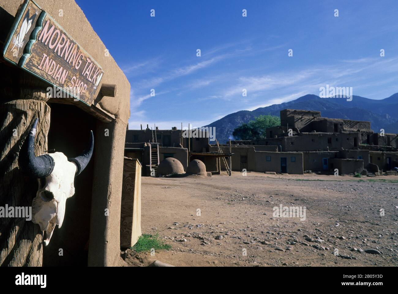 USA, NOUVEAU MEXIQUE, TAOS PUEBLO, COW CRÂNE SUR LA MAISON Banque D'Images