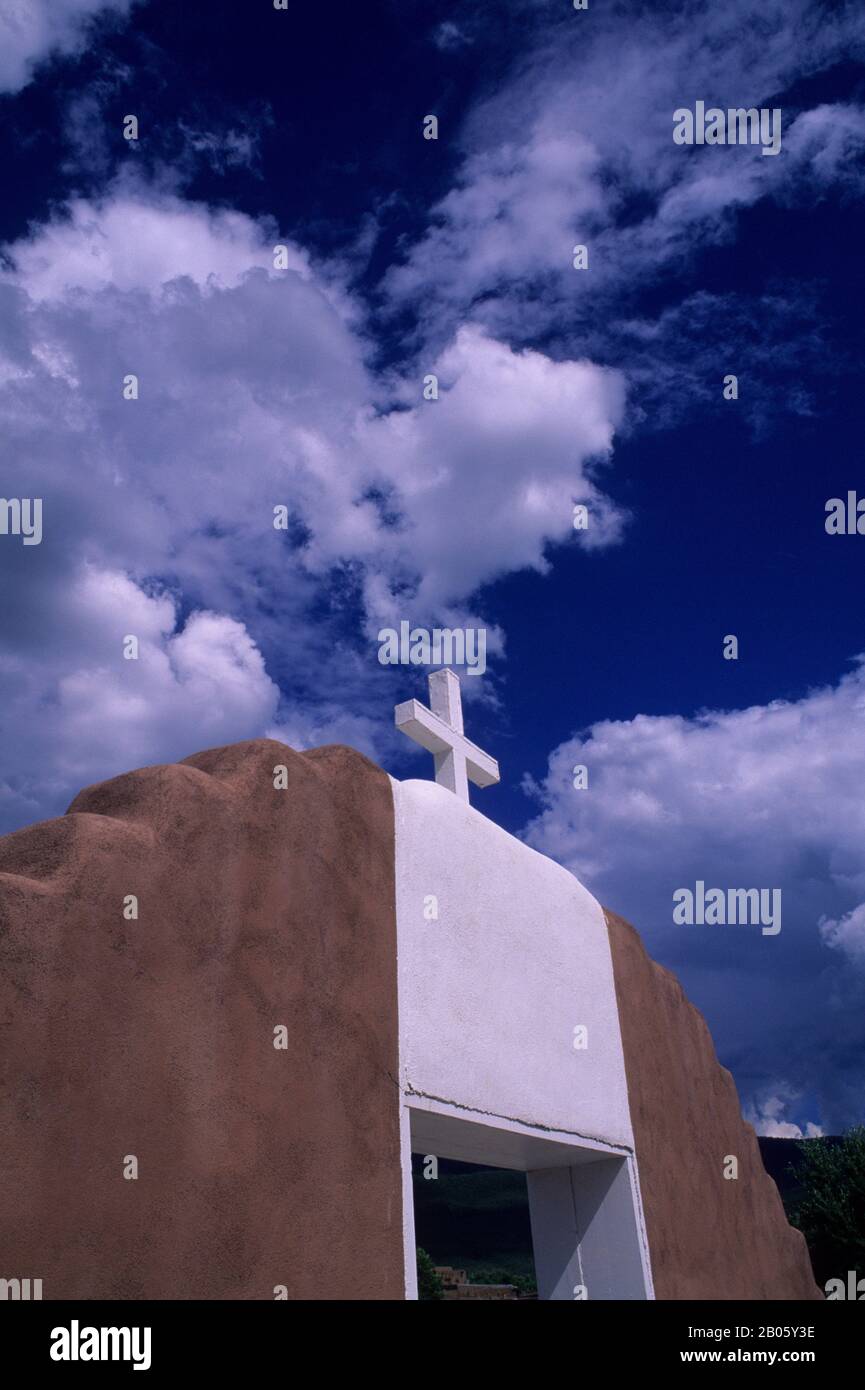 SA, NOUVEAU MEXIQUE, TAOS PUEBLO, EGLISE, PORTE D'ENTRÉE, NUAGES Banque D'Images