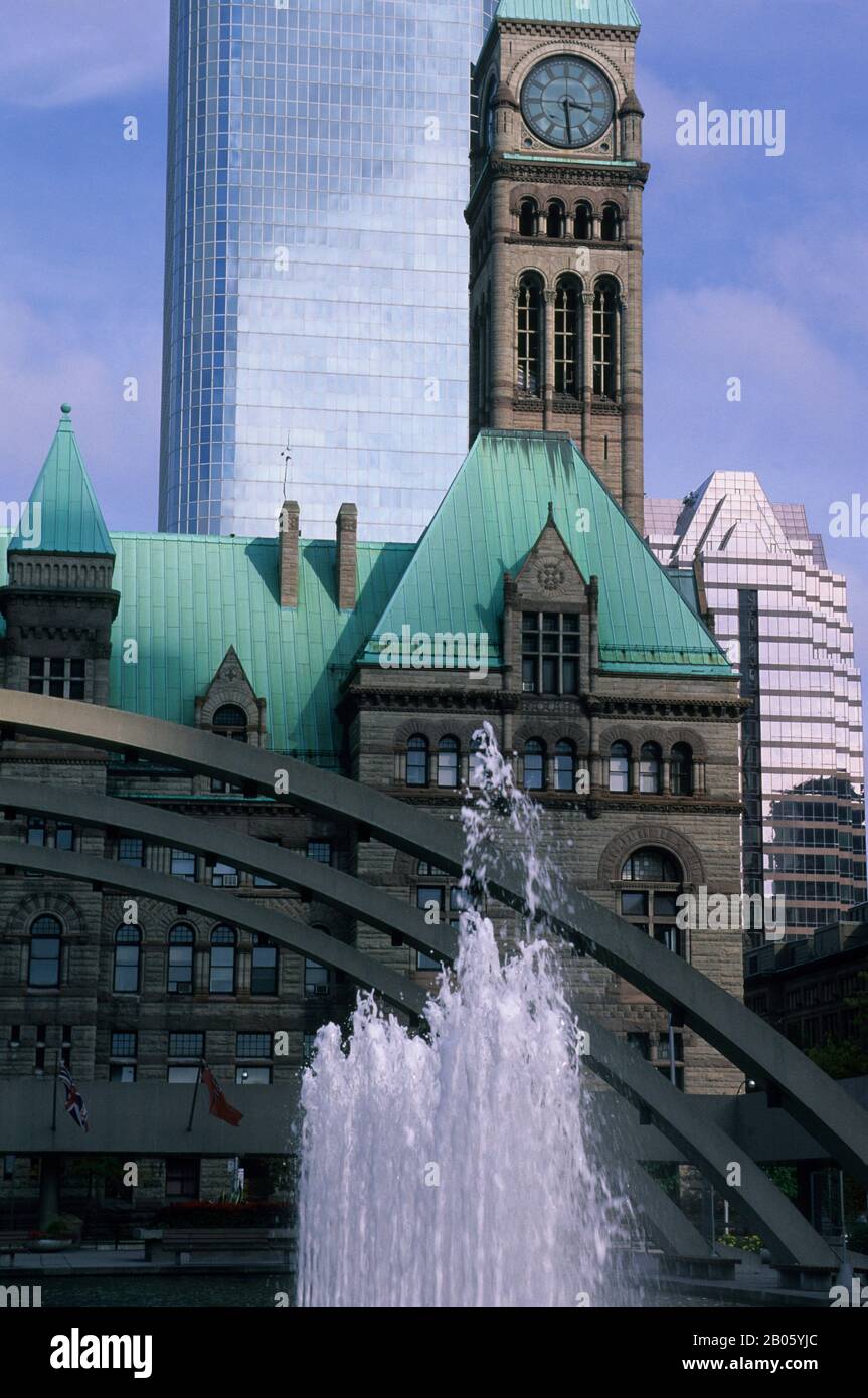 CANADA, ONTARIO, TORONTO, VUE SUR L'ANCIEN HÔTEL DE VILLE, FONTAINE Banque D'Images