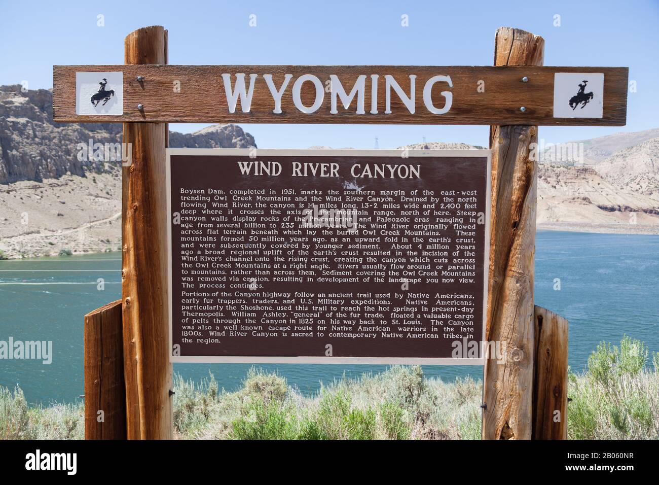 Wind RIVER CANYON, WYOMING - 6 juillet 2014 : un panneau en bois détaillant des informations sur le Wind River Canyon, Wyoming, le 6 juillet 2014. Banque D'Images