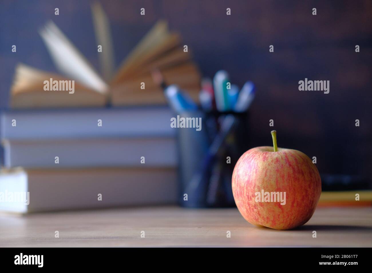 Gros plan sur la pomme et livre sur la table Banque D'Images
