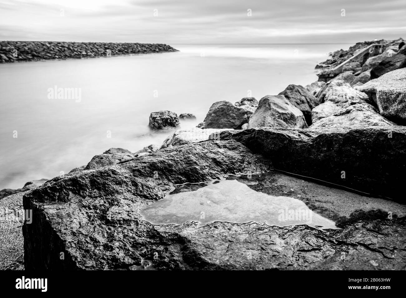 Misty Rocks et l'eau à la plage Jetty Ocean Banque D'Images