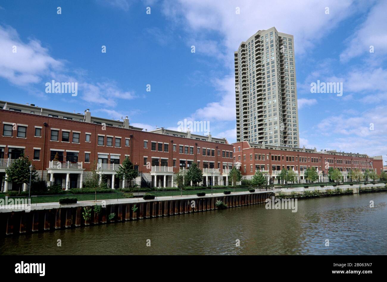 ÉTATS-UNIS, ILLINOIS, CHICAGO, CENTRE-VILLE, CHICAGO RIVER, CONDOMINIUMS Banque D'Images