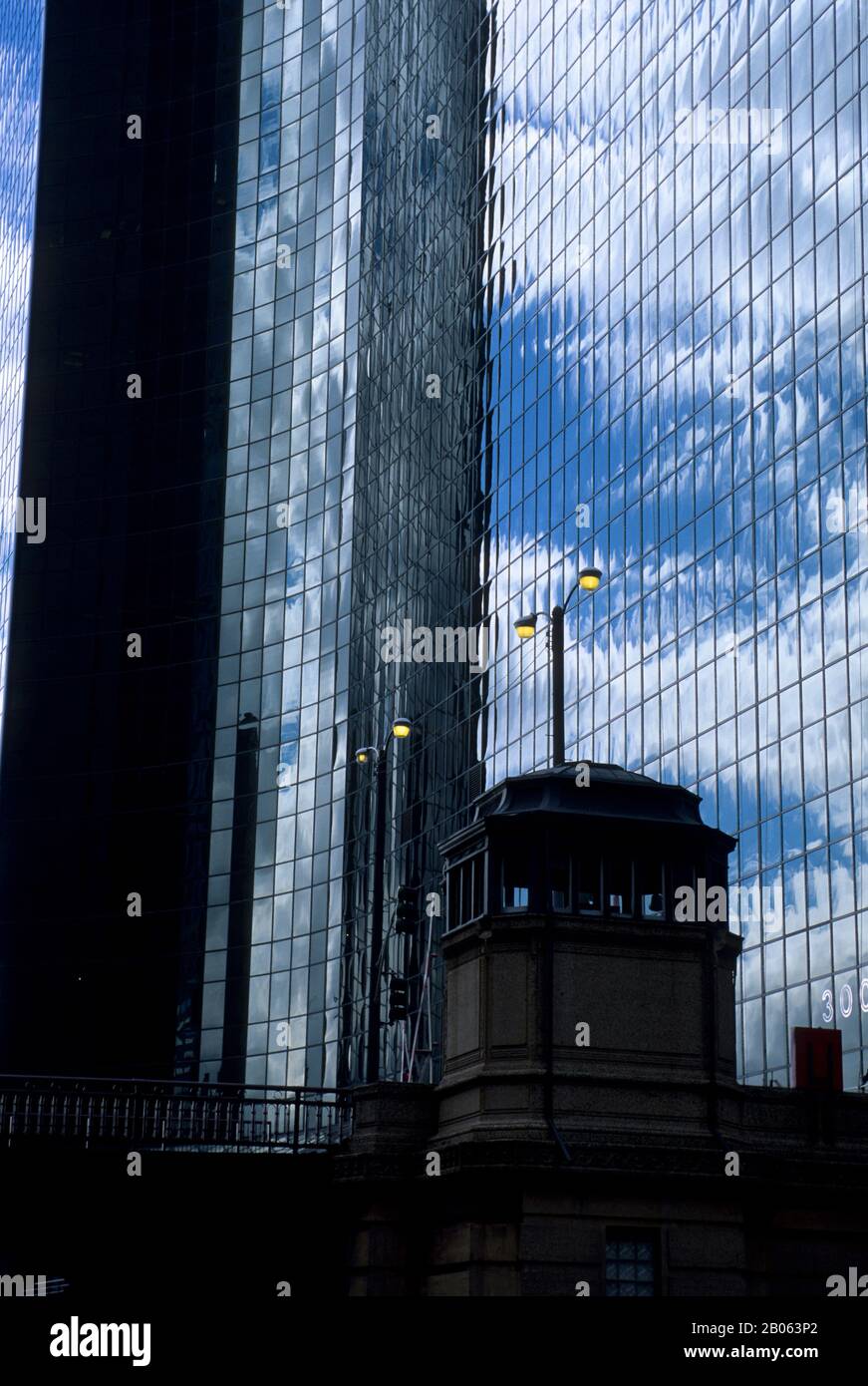 ÉTATS-UNIS, ILLINOIS, CHICAGO, CENTRE-VILLE, DÉTAIL DU GRATTE-CIEL MODERNE Banque D'Images