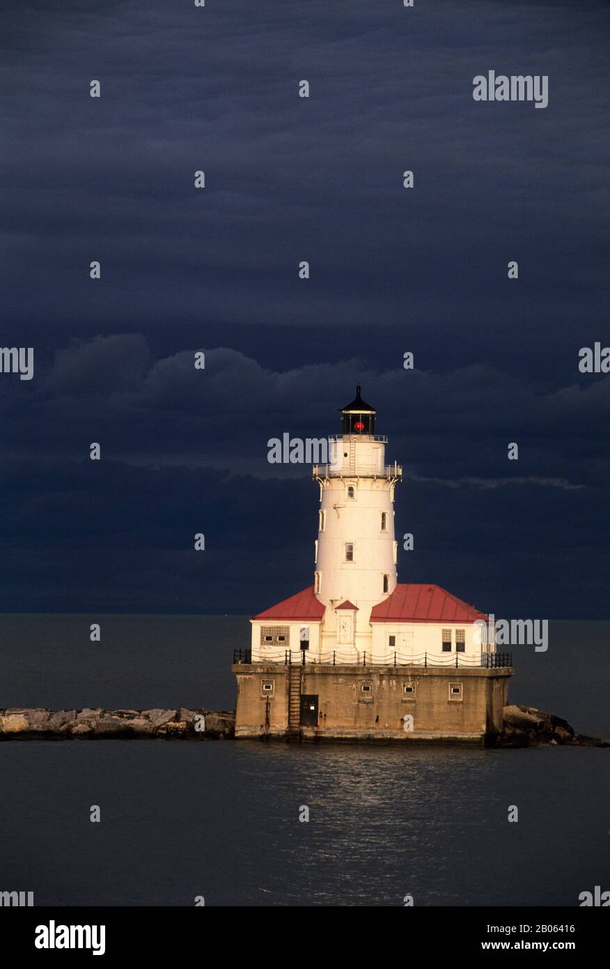 ÉTATS-UNIS, ILLINOIS, CHICAGO, LAC MICHIGAN, VUE SUR LE PHARE À L'ENTRÉE DU PORT Banque D'Images