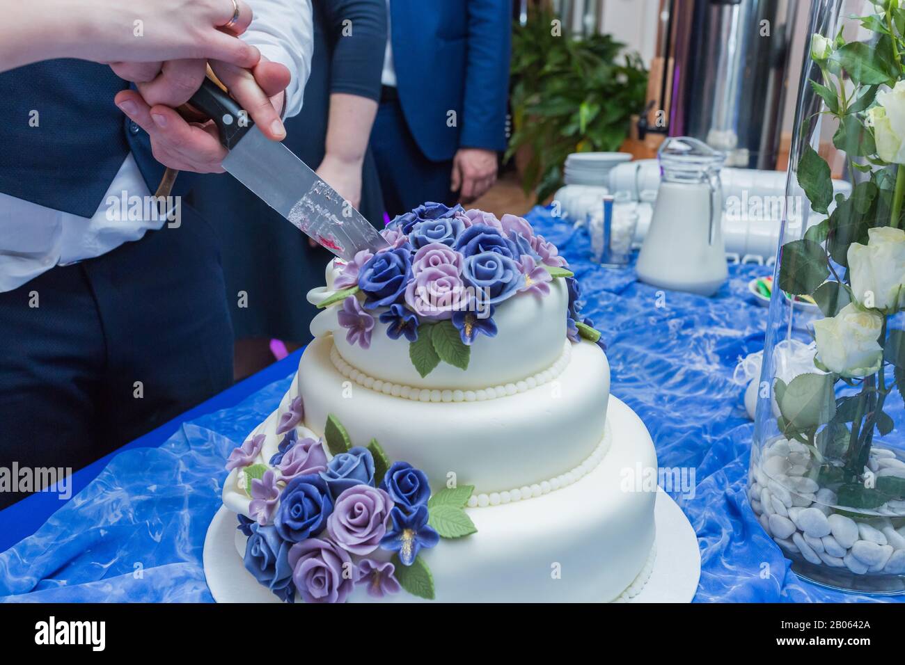Cesis De La Ville, Lettonie. Massepain gâteau de mariage avec roses.14.02.2020 Banque D'Images