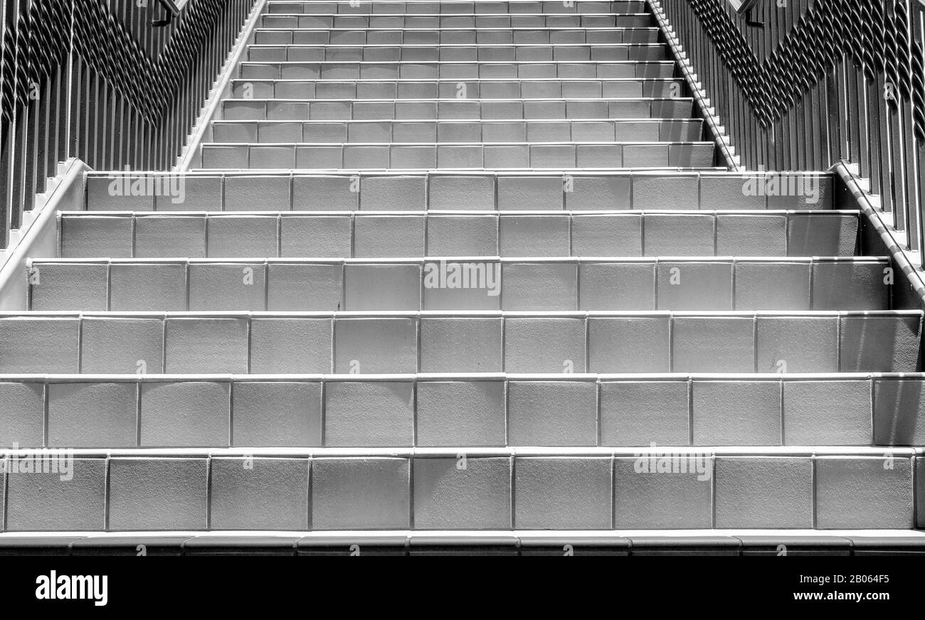 Escaliers avec carrelage Vers le haut ou Vers Le Bas en noir et blanc Banque D'Images