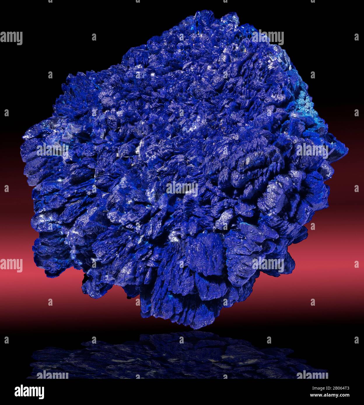 L'azurite est une pierre douce, nommée pour sa couleur « bleu azure » profonde. Il s'agit d'un minéral de carbonate de cuivre trouvé dans les parties oxydées supérieures du minerai de cuivre FO Banque D'Images