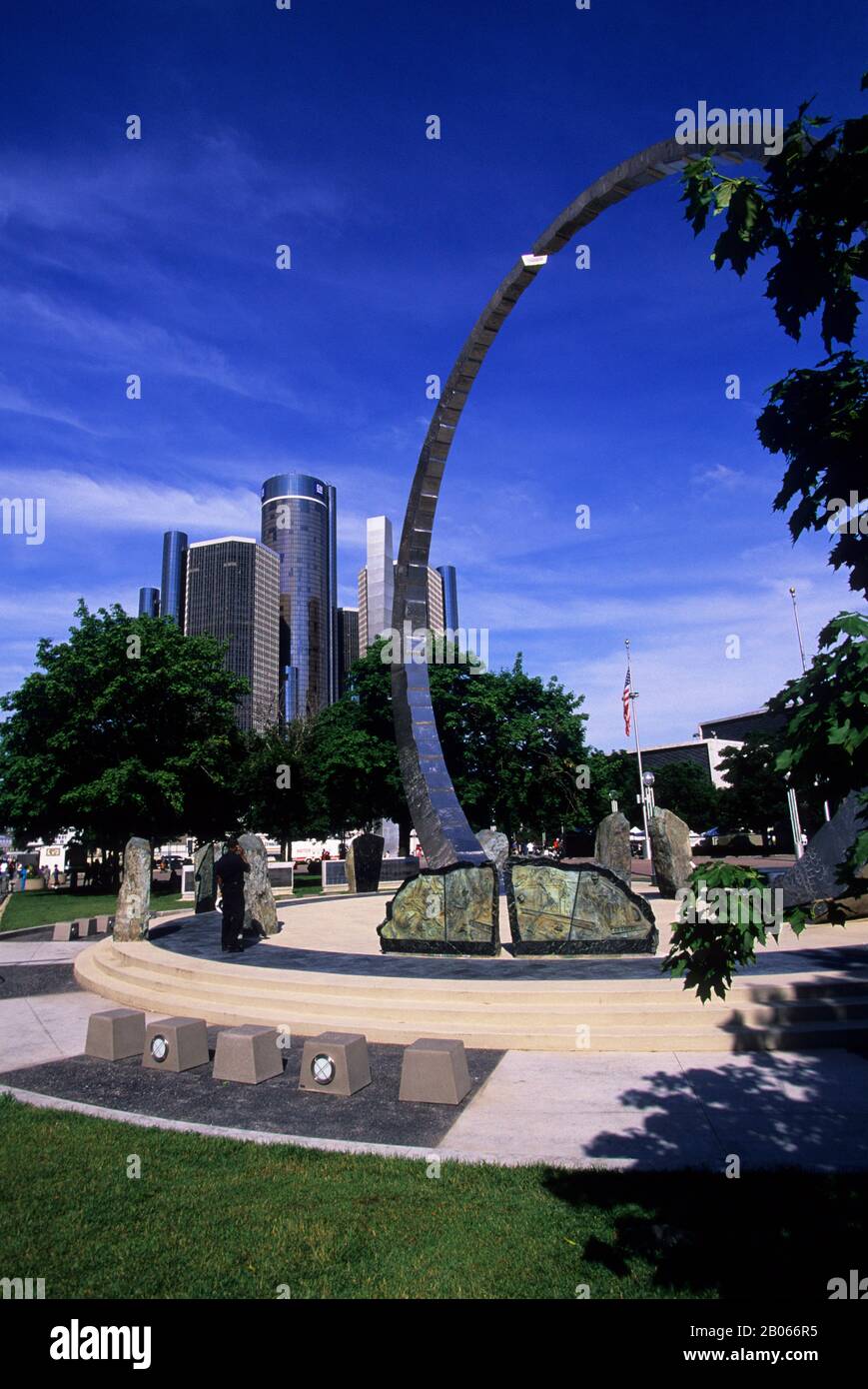 ÉTATS-UNIS, MICHIGAN, DETROIT, RIVERFRONT, HART PLAZA, TRANSCENDANCE, SCULPTURE, CENTRE RENAISSANCE EN ARRIÈRE-PLAN Banque D'Images