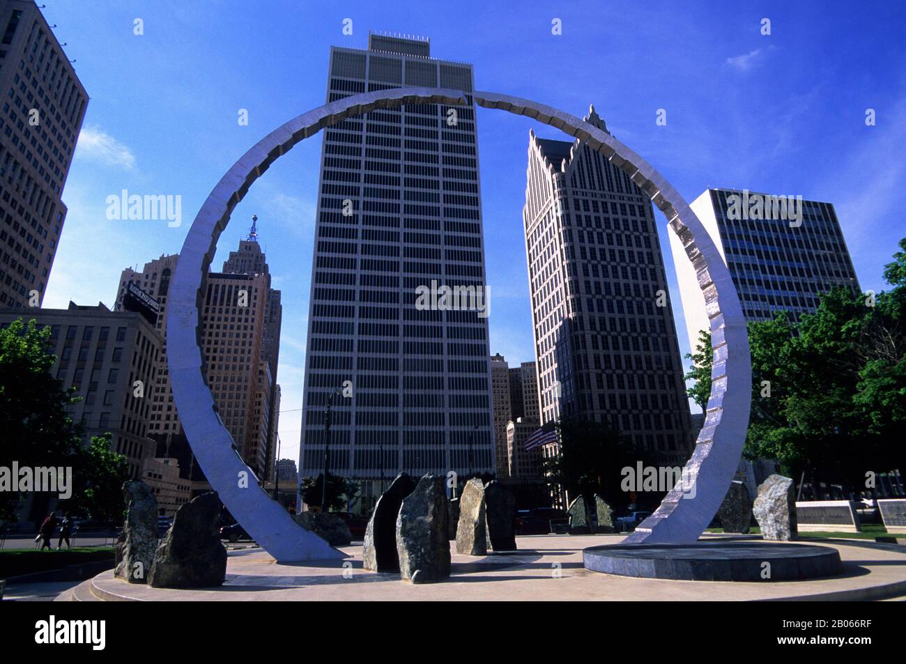 ÉTATS-UNIS, MICHIGAN, DETROIT, RIVERFRONT, HART PLAZA, TRANSCENDANCE, SCULPTURE, CENTRE-VILLE EN ARRIÈRE-PLAN Banque D'Images