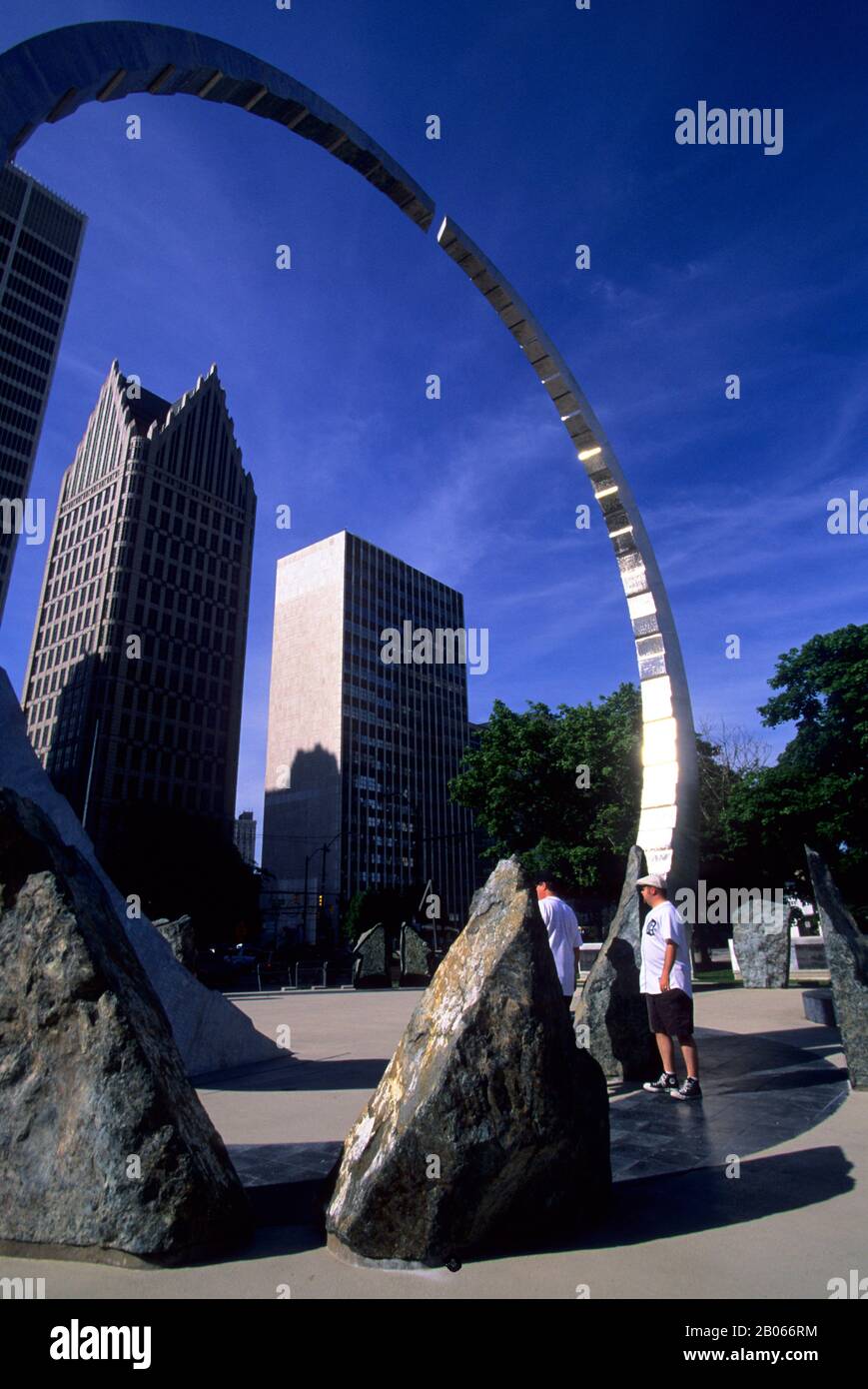 ÉTATS-UNIS, MICHIGAN, DETROIT, RIVERFRONT, HART PLAZA, TRANSCENDANCE, SCULPTURE, CENTRE-VILLE EN ARRIÈRE-PLAN Banque D'Images