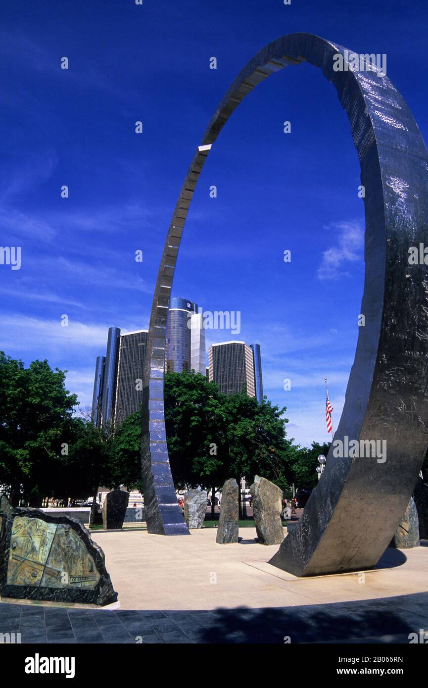 ÉTATS-UNIS, MICHIGAN, DETROIT, RIVERFRONT, HART PLAZA, TRANSCENDANCE, SCULPTURE, CENTRE RENAISSANCE EN ARRIÈRE-PLAN Banque D'Images