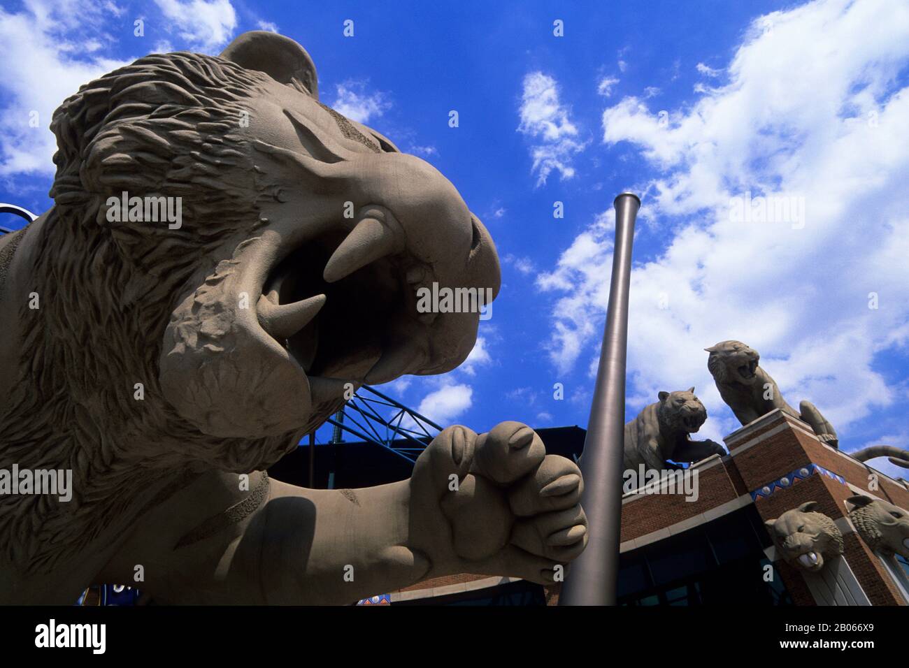 ÉTATS-UNIS, MICHIGAN, DETROIT, TIGER STADIUM, STATUE DU TIGRE À L'ENTRÉE Banque D'Images