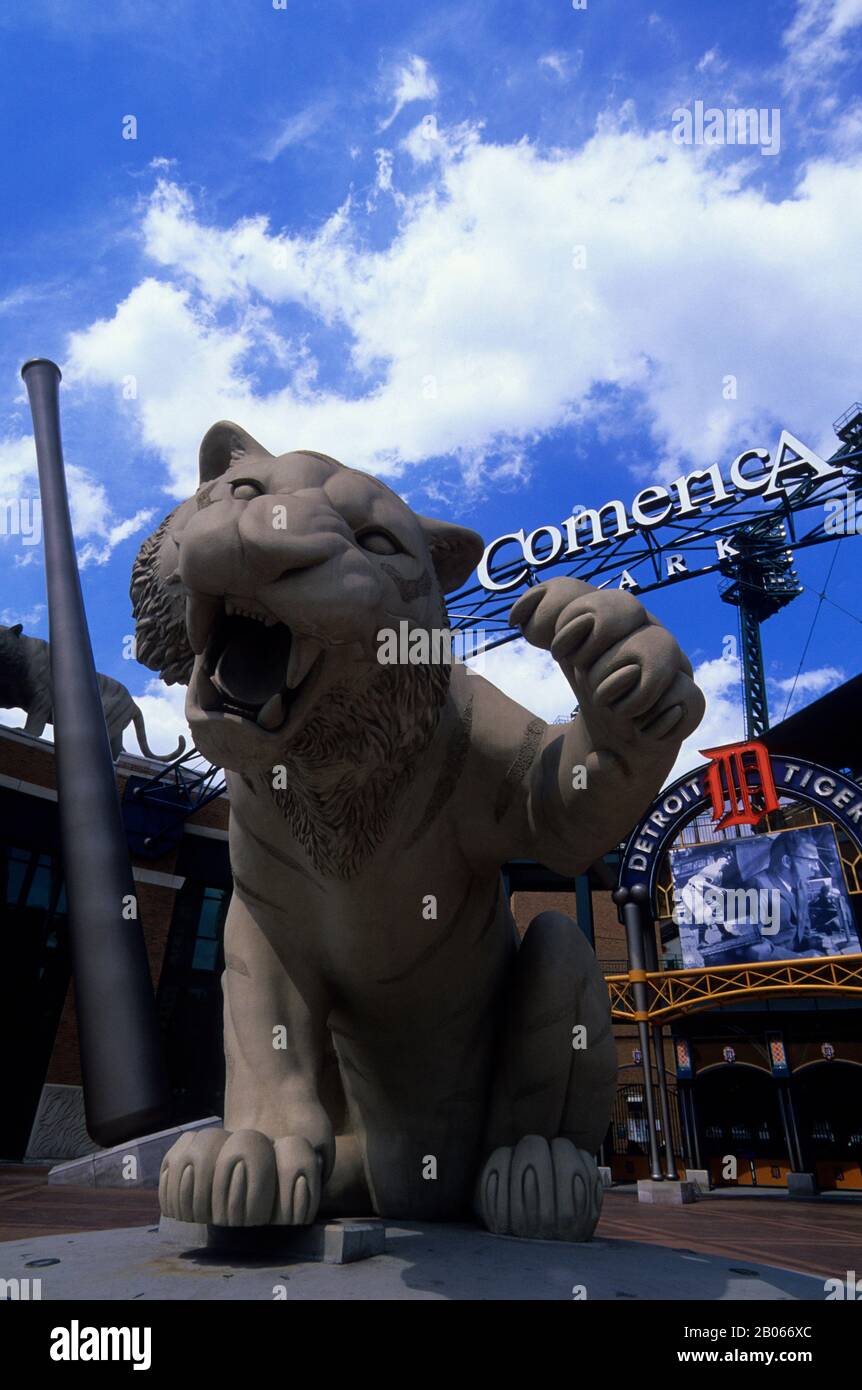 ÉTATS-UNIS, MICHIGAN, DETROIT, PARC COMERICA, STATUE DU TIGRE À L'ENTRÉE Banque D'Images