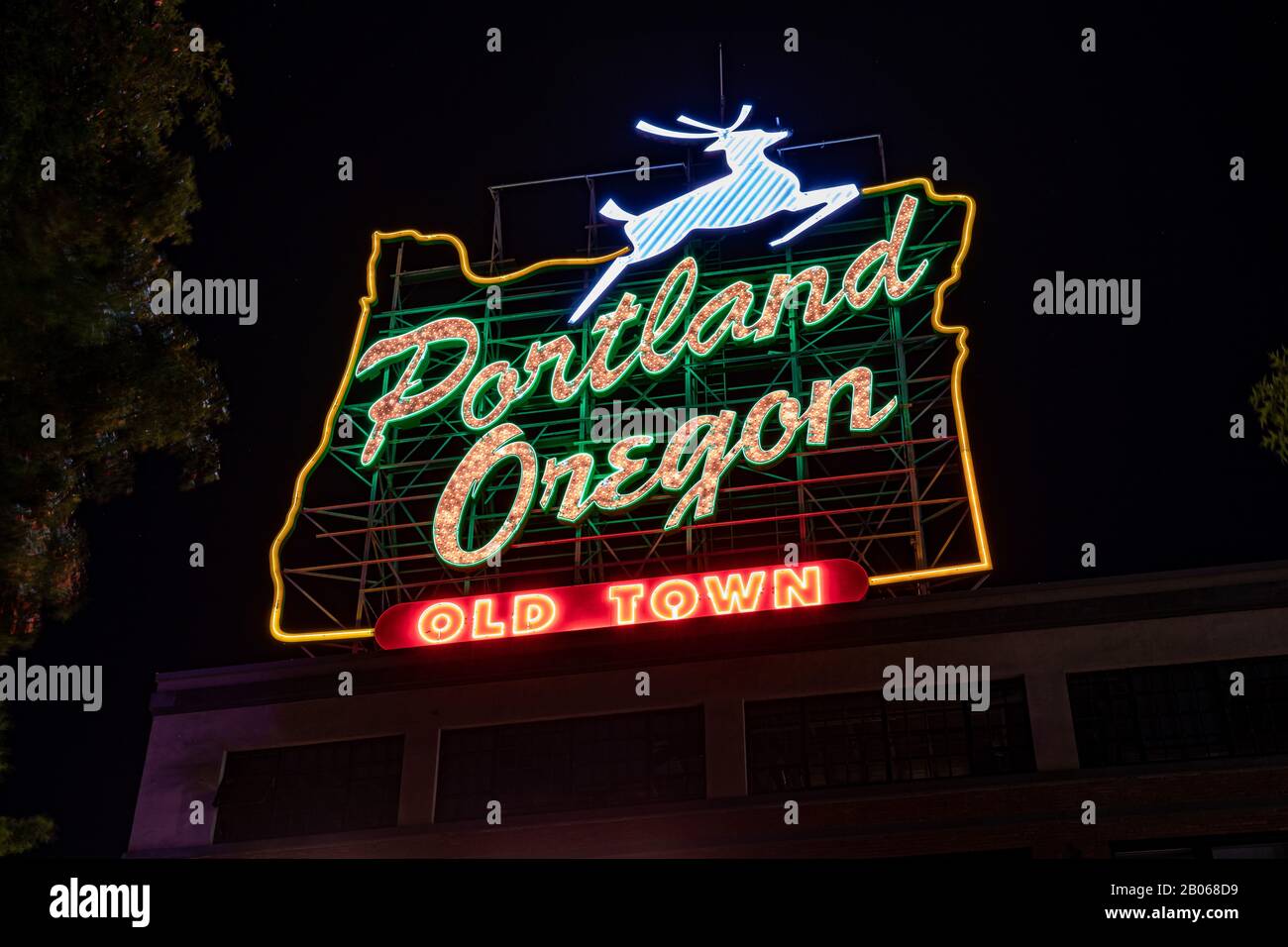 Portland, OR / USA - 9 juin 2019: Emblématique panneau au néon de la vieille ville la nuit Banque D'Images