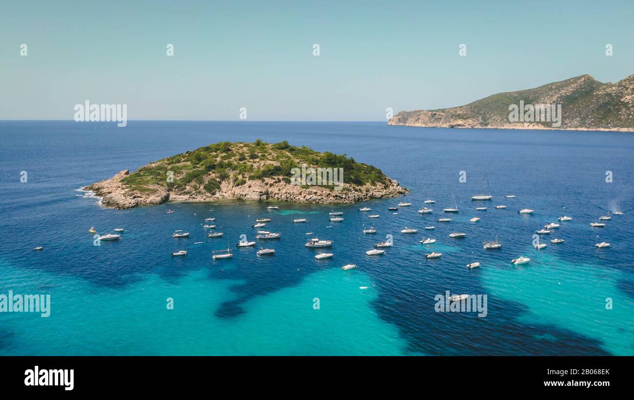 Vue aérienne de l'île de Pantelau avec bateaux Banque D'Images