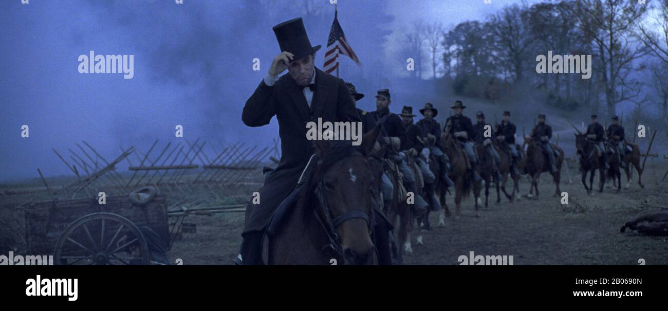 DATE de sortie: 16 novembre 2012, TITRE: Lincoln STUDIO: Vingtième siècle Fox DIRECTEUR: Steven Spielberg COMPLOT: Comme la guerre civile américaine continue de rage, le président américain lutte avec le carnage sur le champ de bataille comme il lutte avec beaucoup à l'intérieur de son propre cabinet sur la décision d'émancipation des esclaves. Avec : Daniel Day-Lewis, Sally Field, David Strathairn. (Image De Crédit: © Twentieth Century Fox/Entertainment Pictures) Banque D'Images