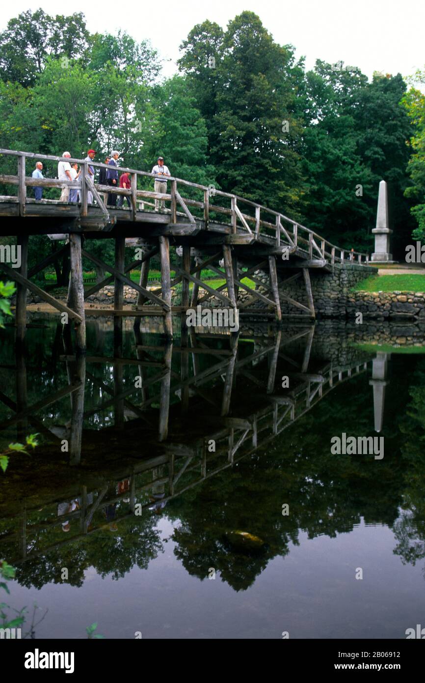 ÉTATS-UNIS, MASSACHUSETTS, CONCORD, RIVIÈRE CONCORD, PONT HISTORIQUE NORD, TOURISTES Banque D'Images