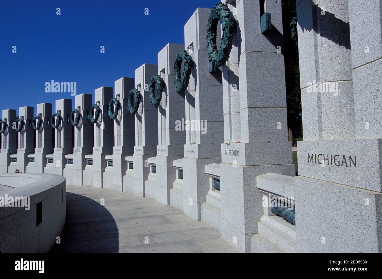 ÉTATS-UNIS, WASHINGTON D.C., WWII MEMORIAL, PILIERS EN GRANIT AVEC COURONNES EN BRONZE Banque D'Images