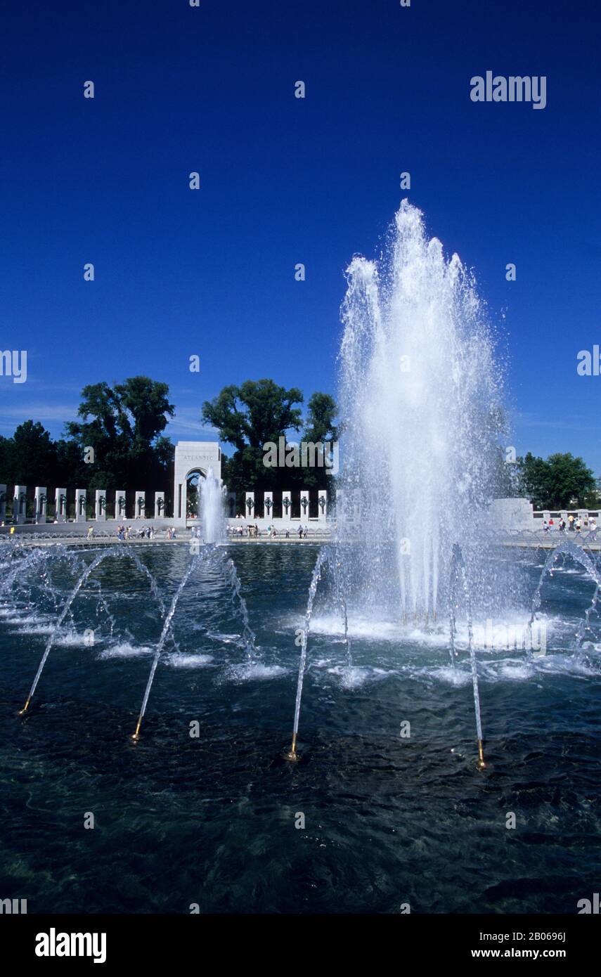 USA, WASHINGTON D.C. WWII MEMORIAL, VUE SUR LE PAVILLON ATLANTIQUE, FONTAINES Banque D'Images