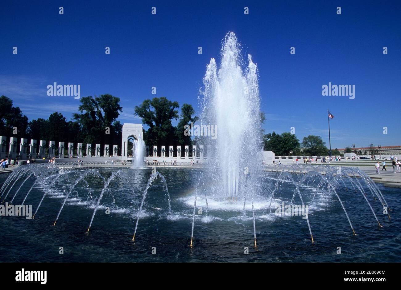 USA, WASHINGTON D.C. WWII MEMORIAL, VUE SUR LE PAVILLON ATLANTIQUE, FONTAINES Banque D'Images