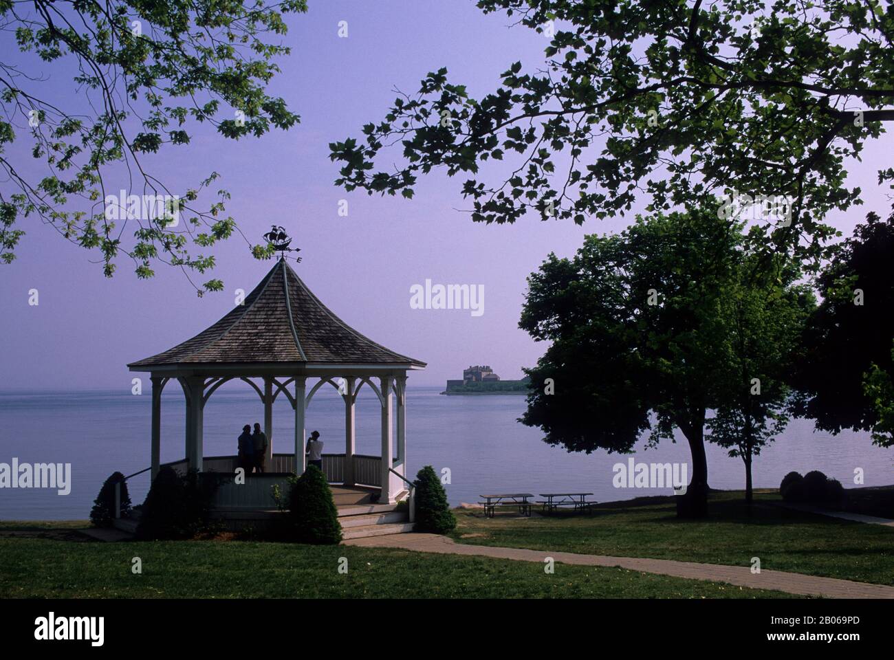 CANADA ONTARIO NIAGARA-ON-THE-LAKE, QUEEN'S ROYAL PARK, FORT NIAGARA EN ARRIÈRE-PLAN Banque D'Images
