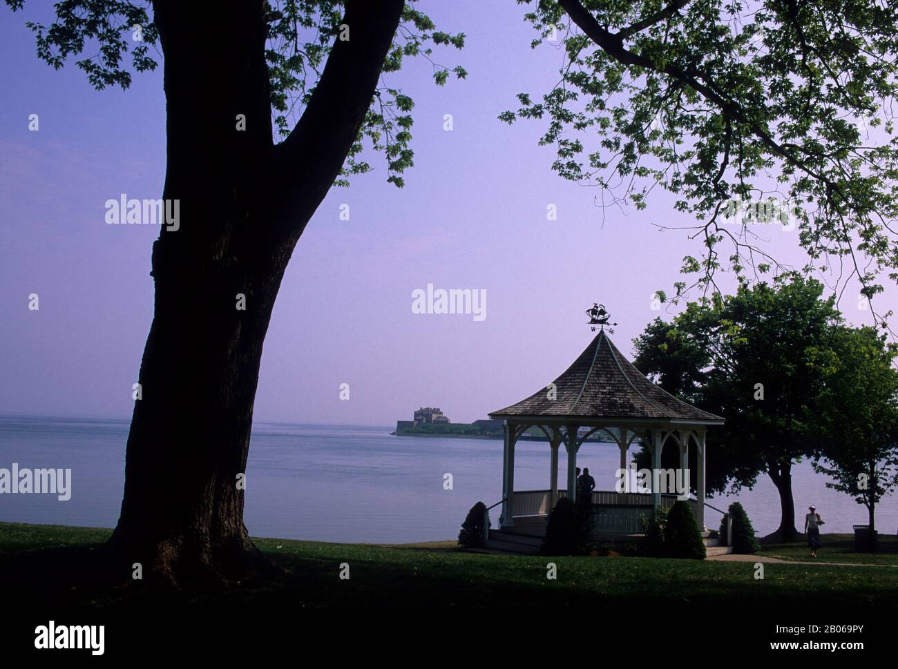 CANADA ONTARIO NIAGARA-ON-THE-LAKE, QUEEN'S ROYAL PARK, FORT NIAGARA EN ARRIÈRE-PLAN Banque D'Images