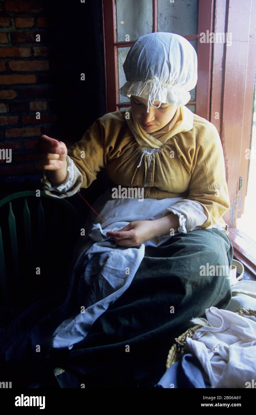 CANADA ONTARIO NIAGARA FALLS, VIEUX FORT ERIE, FEMME EN COSTUME HISTORIQUE, COUTURE Banque D'Images