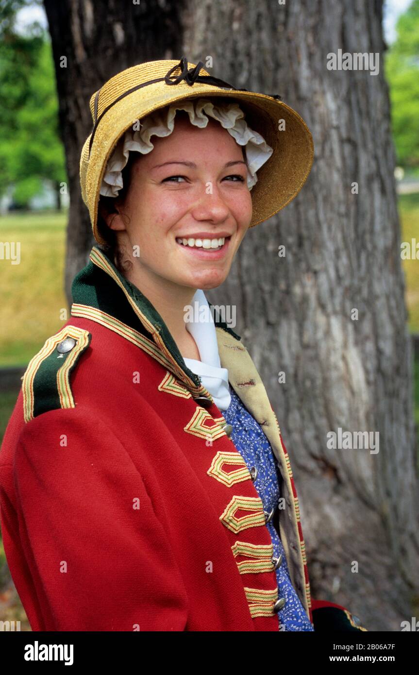 CANADA ONTARIO NIAGARA FALLS, VIEUX FORT ERIE, PORTRAIT DE FEMME EN COSTUME HISTORIQUE Banque D'Images