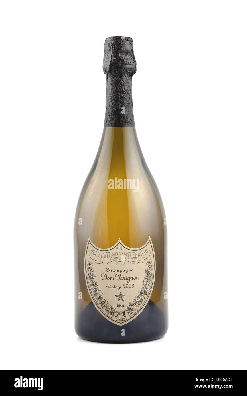 Krasnodar, Fédération de Russie - 14 février 2020: Bouteille de champagne Dom Perignon Vintage 2008 produite par la marque française de menuiserie Moet et Chandon Banque D'Images