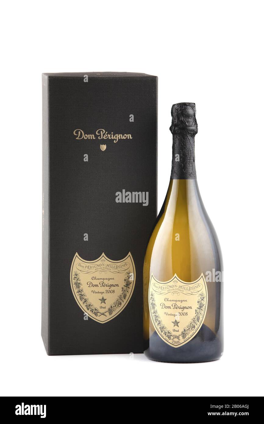 Krasnodar, Fédération de Russie - 14 février 2020: Bouteille de champagne Dom Perignon Vintage 2008 produite par la marque française de menuiserie Moet et Chandon Banque D'Images