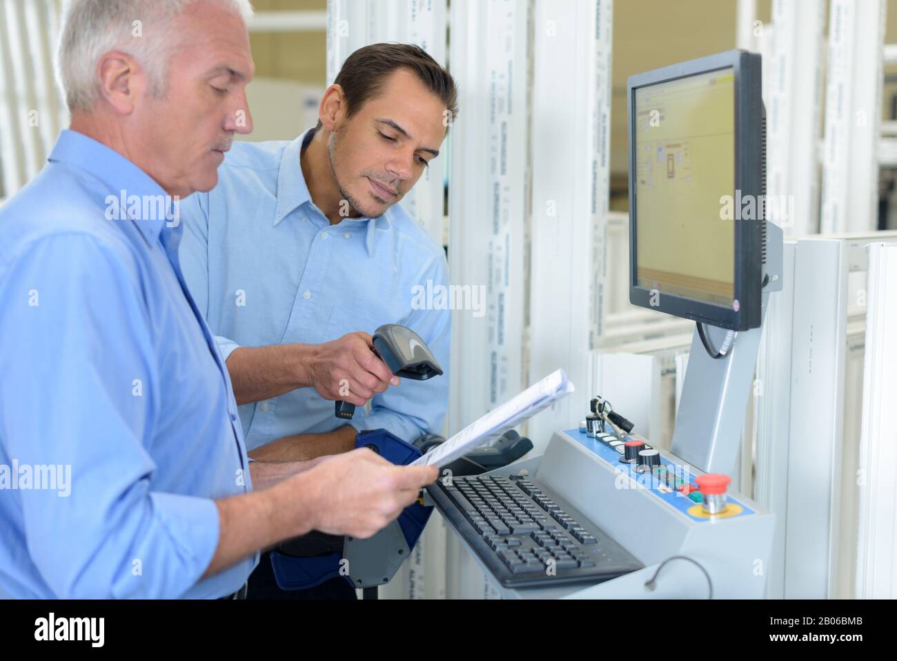 l'employé scannant le code-barres dans l'usine de fabrication de fenêtres Banque D'Images