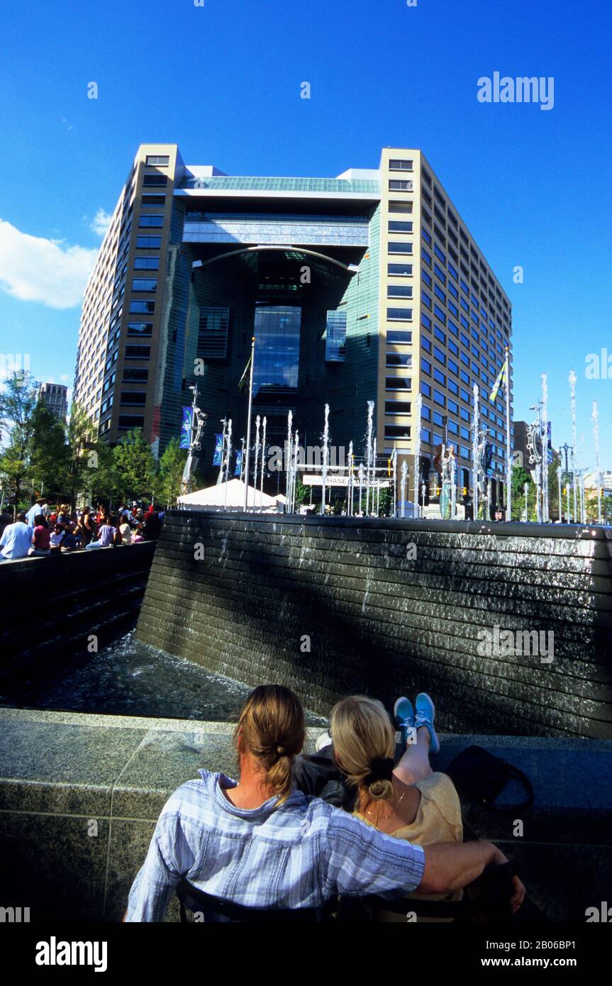 ÉTATS-UNIS, MICHIGAN, DETROIT, CAMPUS MARTIUS PARK, FONTAINE, COUPLE Banque D'Images