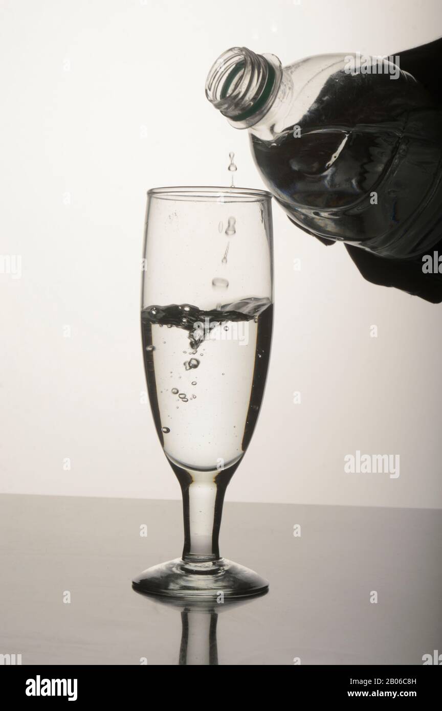 Verser de l'eau dans le verre, la verrerie, La Goutte, le vin Banque D'Images