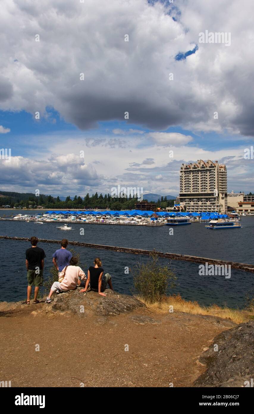 USA, IDAHO, COEUR D'ALENE, VUE SUR COEUR D'ALENE RESORT DE TUBBS HILL PARK, PEOPLE (MODÈLE LIBÉRÉ) Banque D'Images