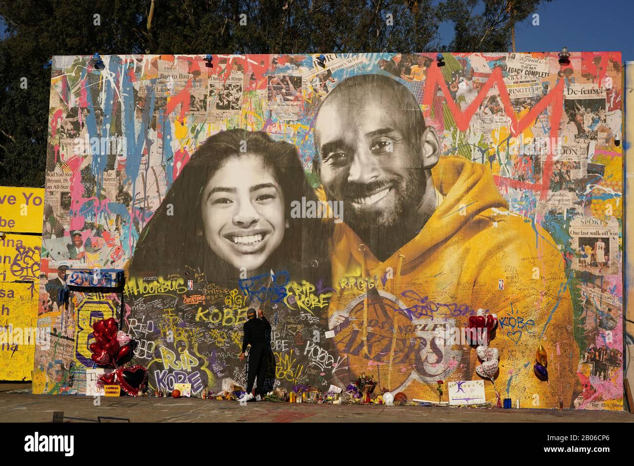 Vue générale de la fresque commémorative Kobe Bryant à Sparadisy la Brea, au 1251, avenue St-la-Brea, dimanche 16 février 2020, à Los Angeles. La murale, créée par l'artiste de rue Thierry Guetta alias M. Brainwash, présente Bryant et sa fille Gigi Bryant (Gianna Bryant), avec l'ancien joueur de basket-ball portant un sweat-shirt Lakers sur un fond coloré et des images de journaux de Bryant pendant ses années de NBA, sur le devant. Il y a une autre image de Bryant dans son uniforme violet Lakers avec une citation de son écrit à côté de lui sur le côté du bâtiment. Cette murale rend également hommage à l'autre se Banque D'Images