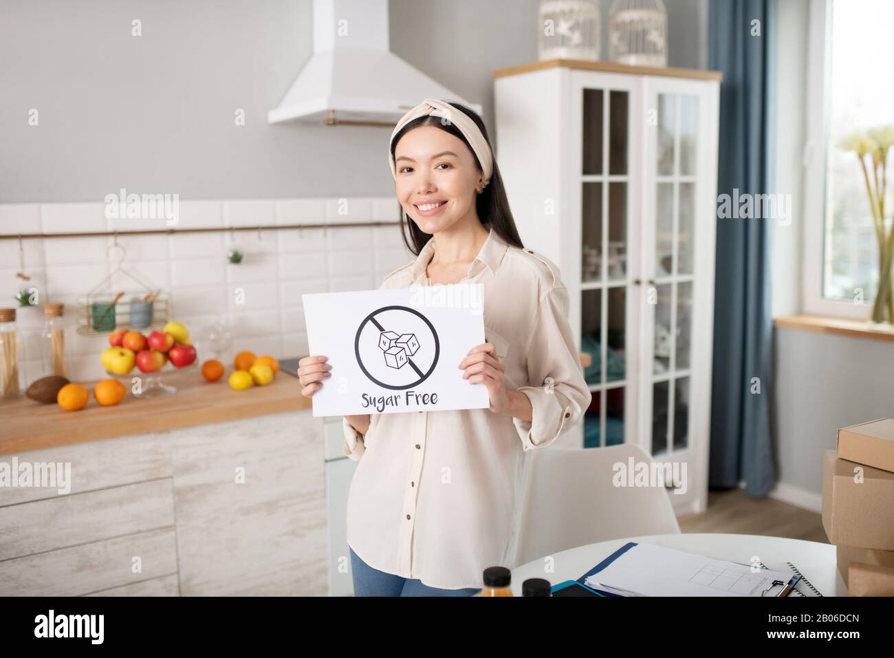 Jolie jeune femme tenant une affiche dans ses mains. Banque D'Images